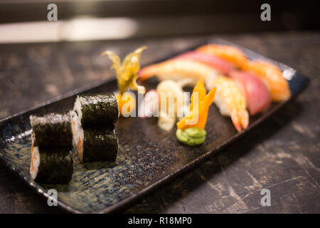 Sushi und Rollen Hintergrund, Rahmen schwarz, Ansicht von oben. Bunten japanischen Restaurant essen einzurichten, kopieren Sie Platz Stockfoto