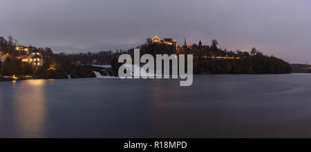 Panorama am Abend der Rheinfall in Schaffhausen in der Schweiz mit Schloss Laufen im Hintergrund und historisch niedrige Wasserstände Stockfoto