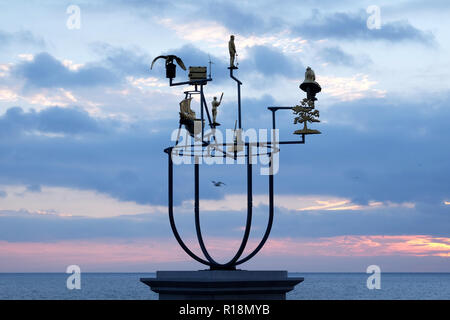 Artist's Sockel auf Hove Strandpromenade, Brighton, UK, mit einer empfindlichen Metall Konstellation Skulptur auf es hinter der Promenade nd das Meer bei Su Stockfoto