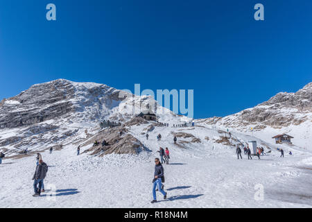 Zugspitze, Zugspitzeplat, höchster Gipfel, Garmisch-Partenkirchen, Wetterstein Gebirge oder Wettersteingebirge, Alpen, Bayern, Deutschland, Europa Stockfoto