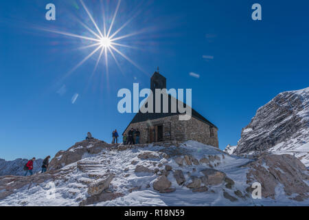 Zugspitze, Zugspitzeplat, höchster Gipfel, Kapelle, Garmisch-Partenkirchen, Wetterstein Gebirge oder Wettersteingebirge, Alpen, Bayern, Deutschland Stockfoto