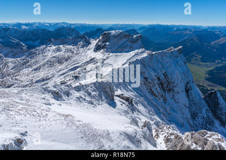 Österreichischen (rechts) und Deutschen (linken) Teil der Zugsptize, Ehrwald, Wetterstein Gebirge oder Wettersteingebirge, Alpen, Tirol, Österreich, Europa Stockfoto