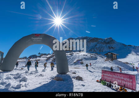 Zugspitzeplat, Zugspitze, höchster Gipfel, Garmisch-Partenkirchen, Wetterstein Gebirge oder Wettersteingebirge, Alpen, Bayern, Deutschland, Stockfoto