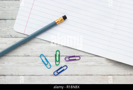 Notizbuch und Bleistift auf hölzernen Hintergrund, das Konzept der Beginn des Schuljahres, close-up Stockfoto