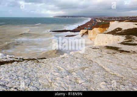 Seaford Head Spaziergang auf den Klippen, East Sussex, England. Sicht auf die Klippen, das Meer, den Strand und die Stadt an einem stürmischen Wetter, selektiven Fokus Stockfoto