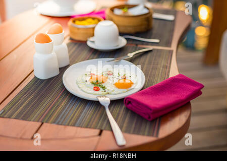 Im Außenbereich restaurant Szene, Tisch Set-up leckeres Frühstück für Zwei im Luxushotel Stockfoto