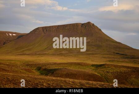 Ein Sommernachtstraum in Island. Ein Berg leuchtet in der Mitternachtssonne. Die in der Nähe von Blönduos Vatnsdalsfjall. Einen hellblauen Himmel. Stockfoto