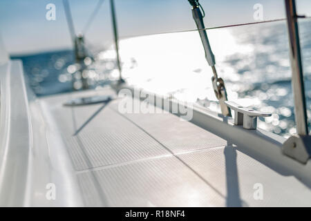 Segeln bei Sonnenuntergang. Ein Blick von Deck der Yacht auf den Bug und Segel Stockfoto