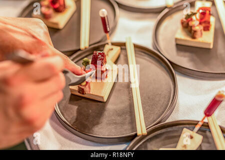 Koch Essen zubereiten, essen, in der Küche, Küchenchef in der Küche, Koch Dekoration Teller, Nahaufnahme. Luxus Restaurant und Sternekoch vorbereiten Stockfoto