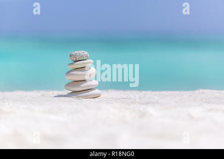 Zen Steine am tropischen Strand für perfekte Meditation. Die Steine der Pyramide auf weichen Sandstrand inspirational, Stabilität, Zen, Entspannung, Harmonie, Balance Stockfoto