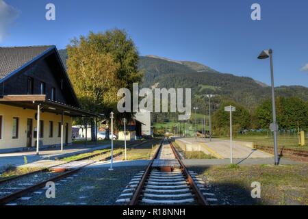 Gleis, Schiene, Schwelle, Normalspur, Holzschwelle, Mutter, Zugangsweg, Weiche, Endstation, Kötschach-Mauthen, Oberkärnten, Stillgelegt, Gailtalbahn, v Stockfoto