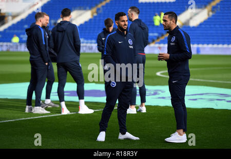 Brighton und Hove Albion Martin Montoya (Mitte) und Teamkollegen auf dem Platz vor dem Premier League Match in Cardiff City Stadium. Stockfoto