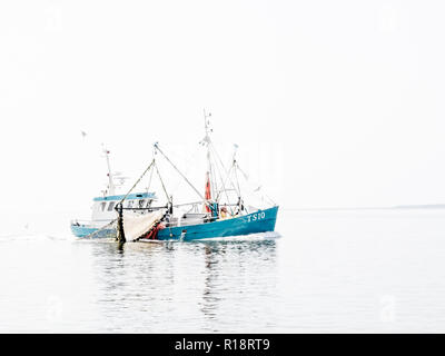 High key Bild von Garnele Fischtrawler aus Küste Vlieland auf Wattenmeer, Niederlande Stockfoto