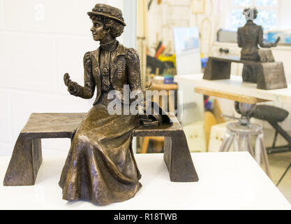 Der Geburtstag von Emily Wilding Davison die Emily Davison Memorial Projekt zu feiern haben die Maquette (kleine Version) der vorgeschlagenen lebensgroße Skulptur der suffragette Emily Wilding Davison, das berühmt des Königs Pferd im Jahre 1913 Epsom Derby, ging von der Künstlerin Christine Charlesworth MRBS SWA von der Emily Davison Memorial Projekt, das fertige Bronze Skulptur in Epsom Stadtzentrum positioniert wird im Auftrag erstellt vorgestellt. Sitzen Sie auf einem hellen Granit Bank und Besucher können mit Emily zu sitzen. Außerdem gibt es auch Pläne, die Statue interaktiv, so dass jedermann mit einem Smart zu machen Stockfoto