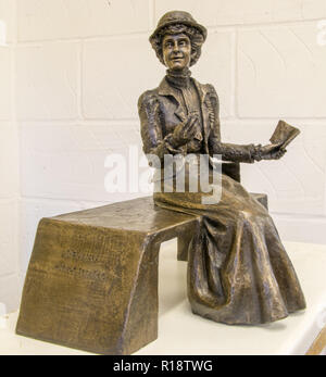 Der Geburtstag von Emily Wilding Davison die Emily Davison Memorial Projekt zu feiern haben die Maquette (kleine Version) der vorgeschlagenen lebensgroße Skulptur der suffragette Emily Wilding Davison, das berühmt des Königs Pferd im Jahre 1913 Epsom Derby, ging von der Künstlerin Christine Charlesworth MRBS SWA von der Emily Davison Memorial Projekt, das fertige Bronze Skulptur in Epsom Stadtzentrum positioniert wird im Auftrag erstellt vorgestellt. Sitzen Sie auf einem hellen Granit Bank und Besucher können mit Emily zu sitzen. Außerdem gibt es auch Pläne, die Statue interaktiv, so dass jedermann mit einem Smart zu machen Stockfoto