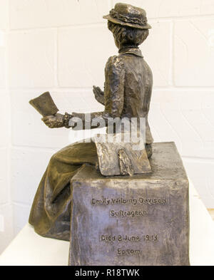 Der Geburtstag von Emily Wilding Davison die Emily Davison Memorial Projekt zu feiern haben die Maquette (kleine Version) der vorgeschlagenen lebensgroße Skulptur der suffragette Emily Wilding Davison, das berühmt des Königs Pferd im Jahre 1913 Epsom Derby, ging von der Künstlerin Christine Charlesworth MRBS SWA von der Emily Davison Memorial Projekt, das fertige Bronze Skulptur in Epsom Stadtzentrum positioniert wird im Auftrag erstellt vorgestellt. Sitzen Sie auf einem hellen Granit Bank und Besucher können mit Emily zu sitzen. Außerdem gibt es auch Pläne, die Statue interaktiv, so dass jedermann mit einem Smart zu machen Stockfoto