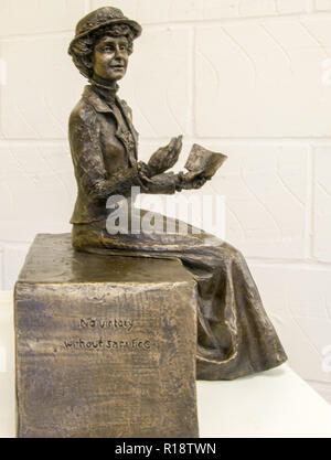 Der Geburtstag von Emily Wilding Davison die Emily Davison Memorial Projekt zu feiern haben die Maquette (kleine Version) der vorgeschlagenen lebensgroße Skulptur der suffragette Emily Wilding Davison, das berühmt des Königs Pferd im Jahre 1913 Epsom Derby, ging von der Künstlerin Christine Charlesworth MRBS SWA von der Emily Davison Memorial Projekt, das fertige Bronze Skulptur in Epsom Stadtzentrum positioniert wird im Auftrag erstellt vorgestellt. Sitzen Sie auf einem hellen Granit Bank und Besucher können mit Emily zu sitzen. Außerdem gibt es auch Pläne, die Statue interaktiv, so dass jedermann mit einem Smart zu machen Stockfoto