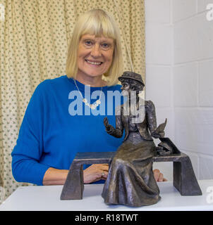 Der Geburtstag von Emily Wilding Davison die Emily Davison Memorial Projekt zu feiern haben die Maquette (kleine Version) der vorgeschlagenen lebensgroße Skulptur der suffragette Emily Wilding Davison, das berühmt des Königs Pferd im Jahre 1913 Epsom Derby, ging von der Künstlerin Christine Charlesworth MRBS SWA von der Emily Davison Memorial Projekt, das fertige Bronze Skulptur in Epsom Stadtzentrum positioniert wird im Auftrag erstellt vorgestellt. Sitzen Sie auf einem hellen Granit Bank und Besucher können mit Emily zu sitzen. Außerdem gibt es auch Pläne, die Statue interaktiv, so dass jedermann mit einem Smart zu machen Stockfoto