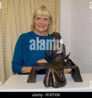 Der Geburtstag von Emily Wilding Davison die Emily Davison Memorial Projekt zu feiern haben die Maquette (kleine Version) der vorgeschlagenen lebensgroße Skulptur der suffragette Emily Wilding Davison, das berühmt des Königs Pferd im Jahre 1913 Epsom Derby, ging von der Künstlerin Christine Charlesworth MRBS SWA von der Emily Davison Memorial Projekt, das fertige Bronze Skulptur in Epsom Stadtzentrum positioniert wird im Auftrag erstellt vorgestellt. Sitzen Sie auf einem hellen Granit Bank und Besucher können mit Emily zu sitzen. Außerdem gibt es auch Pläne, die Statue interaktiv, so dass jedermann mit einem Smart zu machen Stockfoto