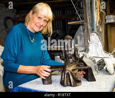 Der Geburtstag von Emily Wilding Davison die Emily Davison Memorial Projekt zu feiern haben die Maquette (kleine Version) der vorgeschlagenen lebensgroße Skulptur der suffragette Emily Wilding Davison, das berühmt des Königs Pferd im Jahre 1913 Epsom Derby, ging von der Künstlerin Christine Charlesworth MRBS SWA von der Emily Davison Memorial Projekt, das fertige Bronze Skulptur in Epsom Stadtzentrum positioniert wird im Auftrag erstellt vorgestellt. Sitzen Sie auf einem hellen Granit Bank und Besucher können mit Emily zu sitzen. Außerdem gibt es auch Pläne, die Statue interaktiv, so dass jedermann mit einem Smart zu machen Stockfoto