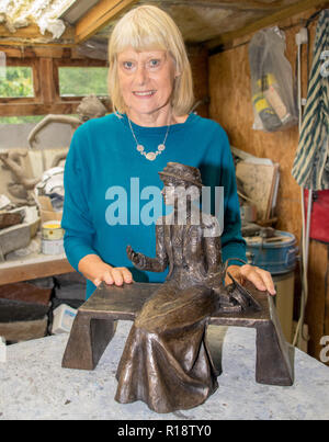 Der Geburtstag von Emily Wilding Davison die Emily Davison Memorial Projekt zu feiern haben die Maquette (kleine Version) der vorgeschlagenen lebensgroße Skulptur der suffragette Emily Wilding Davison, das berühmt des Königs Pferd im Jahre 1913 Epsom Derby, ging von der Künstlerin Christine Charlesworth MRBS SWA von der Emily Davison Memorial Projekt, das fertige Bronze Skulptur in Epsom Stadtzentrum positioniert wird im Auftrag erstellt vorgestellt. Sitzen Sie auf einem hellen Granit Bank und Besucher können mit Emily zu sitzen. Außerdem gibt es auch Pläne, die Statue interaktiv, so dass jedermann mit einem Smart zu machen Stockfoto