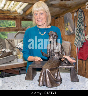 Der Geburtstag von Emily Wilding Davison die Emily Davison Memorial Projekt zu feiern haben die Maquette (kleine Version) der vorgeschlagenen lebensgroße Skulptur der suffragette Emily Wilding Davison, das berühmt des Königs Pferd im Jahre 1913 Epsom Derby, ging von der Künstlerin Christine Charlesworth MRBS SWA von der Emily Davison Memorial Projekt, das fertige Bronze Skulptur in Epsom Stadtzentrum positioniert wird im Auftrag erstellt vorgestellt. Sitzen Sie auf einem hellen Granit Bank und Besucher können mit Emily zu sitzen. Außerdem gibt es auch Pläne, die Statue interaktiv, so dass jedermann mit einem Smart zu machen Stockfoto