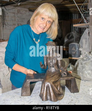 Der Geburtstag von Emily Wilding Davison die Emily Davison Memorial Projekt zu feiern haben die Maquette (kleine Version) der vorgeschlagenen lebensgroße Skulptur der suffragette Emily Wilding Davison, das berühmt des Königs Pferd im Jahre 1913 Epsom Derby, ging von der Künstlerin Christine Charlesworth MRBS SWA von der Emily Davison Memorial Projekt, das fertige Bronze Skulptur in Epsom Stadtzentrum positioniert wird im Auftrag erstellt vorgestellt. Sitzen Sie auf einem hellen Granit Bank und Besucher können mit Emily zu sitzen. Außerdem gibt es auch Pläne, die Statue interaktiv, so dass jedermann mit einem Smart zu machen Stockfoto