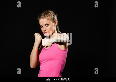 Schöne junge Frau ausübt. Stockfoto