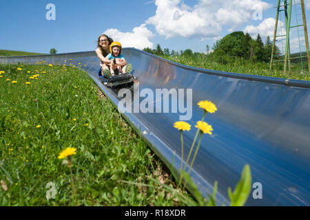 Kinder in Alpine Coaster Spaß Stockfoto