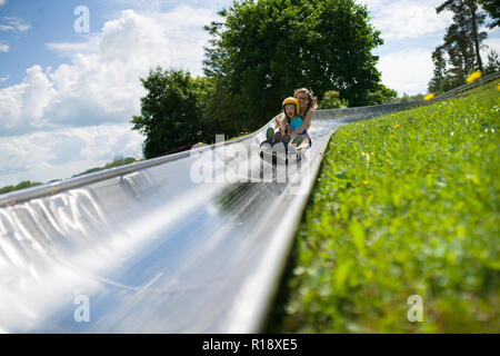 Kinder in Alpine Coaster Spaß Stockfoto