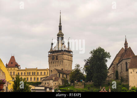 Alba Iulia, Rumänien - 1. AUGUST 2018: die mittelalterlichen Turm und die umliegenden alten Gebäude im historischen Zentrum von Sighisoara Stockfoto