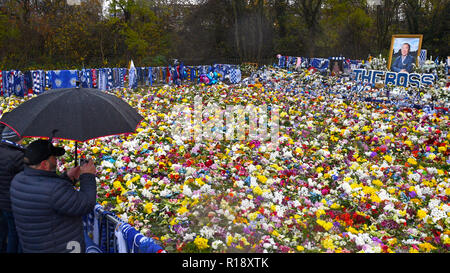 Fans sehen Blumen Tribute für diejenigen, die ihr Leben in der Leicester City Hubschrauber crach einschließlich Leicester City Vorsitzender Vichai Srivaddhanaprabha vor dem Premier League-Spiel im King Power Stadium, Leicester verloren. DRÜCKEN Sie VERBANDSFOTO. Bilddatum: Samstag, 10. November 2018. Siehe PA Geschichte FUSSBALL Leicester. Bildnachweis sollte lauten: Joe Giddens/PA Wire. Online-in-Match-Nutzung auf 120 Bilder beschränkt, keine Videoemulation. Keine Verwendung bei Wetten, Spielen oder Veröffentlichungen für einzelne Vereine/Vereine/Vereine/Spieler. Stockfoto