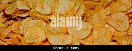 Goldene Kartoffel Chips Hintergrund. Kartoffelchips Hintergrund. Stockfoto