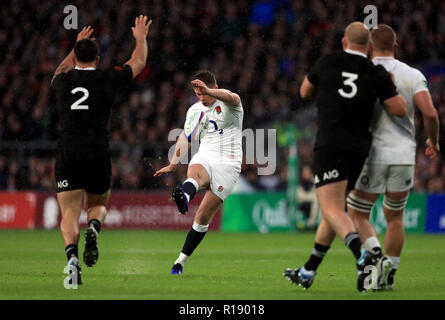 Englands Owen Farrell tritt ein Tropfen Ziel während der Quilter Länderspiel in Twickenham Stadium, London. Stockfoto