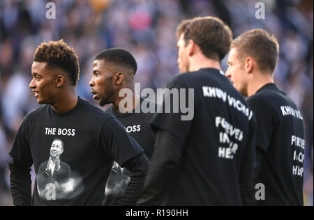 Von Leicester City Demarai Grau (links) und Teamkollegen tragen ein commemorative T-Shirt für Leicester City Vorsitzender Vichai Srivaddhanaprabha während der Premier League Match für die King Power Stadion, Leicester. Stockfoto