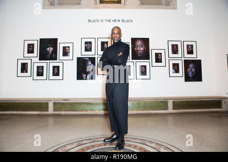 Größte Akquisition der National Portrait Gallery Porträts von afro-karibischen Sitters hat auf öffentliche Anzeige gegangen zum ersten Mal in der "Schwarz ist das neue Schwarz: Porträts von Simon Friedrich', eine neue Anzeige in der National Portrait Gallery, London (bis 27. Januar 2019). Die Anzeige bringt außergewöhnliche Persönlichkeiten aus der Welt der Politik, Wirtschaft, Kultur, Religion und Wissenschaft, fotografiert von Künstler und Regisseur Simon Friedrich als Teil seiner gefeierten BBC zwei Dokumentarfilm Schwarz ist das neue Schwarz, im Jahr 2016 ausgestrahlt. Mit der Unterstützung von Eid, Frederick begabt die gesamte portfoli Stockfoto