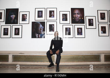 Größte Akquisition der National Portrait Gallery Porträts von afro-karibischen Sitters hat auf öffentliche Anzeige gegangen zum ersten Mal in der "Schwarz ist das neue Schwarz: Porträts von Simon Friedrich', eine neue Anzeige in der National Portrait Gallery, London (bis 27. Januar 2019). Die Anzeige bringt außergewöhnliche Persönlichkeiten aus der Welt der Politik, Wirtschaft, Kultur, Religion und Wissenschaft, fotografiert von Künstler und Regisseur Simon Friedrich als Teil seiner gefeierten BBC zwei Dokumentarfilm Schwarz ist das neue Schwarz, im Jahr 2016 ausgestrahlt. Mit der Unterstützung von Eid, Frederick begabt die gesamte portfoli Stockfoto