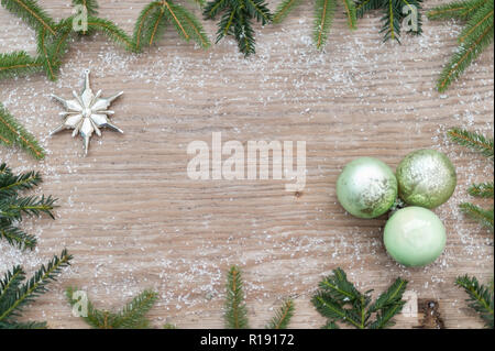 Weihnachtsbaum grüne Bilder einer alten echten Holz- Hintergrund. Weihnachten Kugeln in der aktuellen Farbe hellgrün haben alte Patina und zusammen mit t liefern Stockfoto