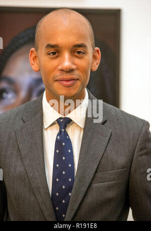 Größte Akquisition der National Portrait Gallery Porträts von afro-karibischen Sitters hat auf öffentliche Anzeige gegangen zum ersten Mal in der "Schwarz ist das neue Schwarz: Porträts von Simon Friedrich', eine neue Anzeige in der National Portrait Gallery, London (bis 27. Januar 2019). Die Anzeige bringt außergewöhnliche Persönlichkeiten aus der Welt der Politik, Wirtschaft, Kultur, Religion und Wissenschaft, fotografiert von Künstler und Regisseur Simon Friedrich als Teil seiner gefeierten BBC zwei Dokumentarfilm Schwarz ist das neue Schwarz, im Jahr 2016 ausgestrahlt. Mit der Unterstützung von Eid, Frederick begabt die gesamte portfoli Stockfoto