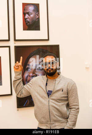 Größte Akquisition der National Portrait Gallery Porträts von afro-karibischen Sitters hat auf öffentliche Anzeige gegangen zum ersten Mal in der "Schwarz ist das neue Schwarz: Porträts von Simon Friedrich', eine neue Anzeige in der National Portrait Gallery, London (bis 27. Januar 2019). Die Anzeige bringt außergewöhnliche Persönlichkeiten aus der Welt der Politik, Wirtschaft, Kultur, Religion und Wissenschaft, fotografiert von Künstler und Regisseur Simon Friedrich als Teil seiner gefeierten BBC zwei Dokumentarfilm Schwarz ist das neue Schwarz, im Jahr 2016 ausgestrahlt. Mit der Unterstützung von Eid, Frederick begabt die gesamte portfoli Stockfoto