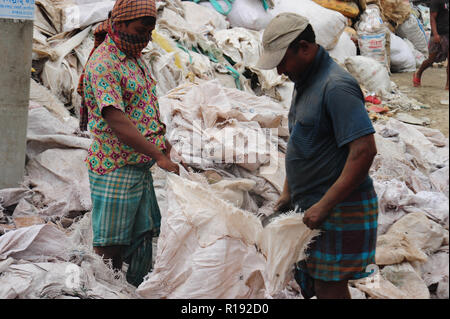 Bangladeshi workers trocknet ablehnen Plastiktüte in Nararyanganj, Bangladesch Stockfoto