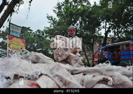 Bangladeshi workers trocknet ablehnen Plastiktüte in Nararyanganj, Bangladesch Stockfoto