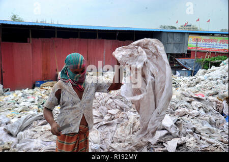 Bangladeshi workers trocknet ablehnen Plastiktüte in Nararyanganj, Bangladesch Stockfoto