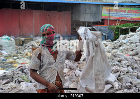 Bangladeshi workers trocknet ablehnen Plastiktüte in Nararyanganj, Bangladesch Stockfoto