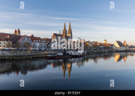 Blick auf die Kirche St. Peter und der Altstadt von Regensburg Stockfoto