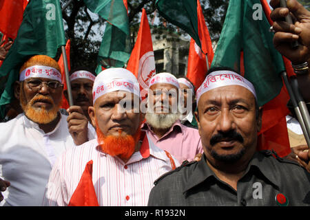 Bangladeshi Völker an einer Demonstration der Forderung der Todesstrafe für Kriegsverbrecher des Landes in Dhaka, Bangladesh. Auf 2013 Stockfoto