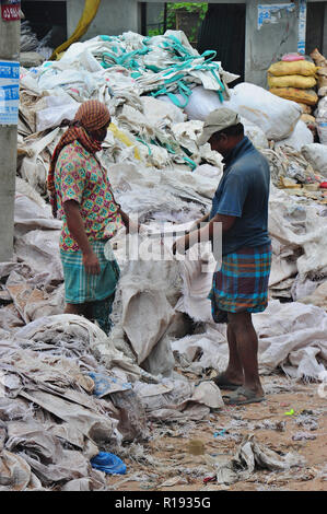 Bangladeshi workers trocknet ablehnen Plastiktüte in Nararyanganj, Bangladesch Stockfoto