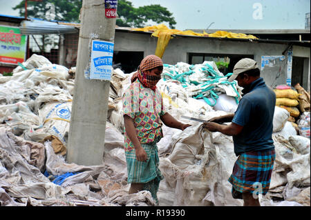 Bangladeshi workers trocknet ablehnen Plastiktüte in Nararyanganj, Bangladesch Stockfoto