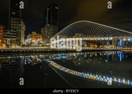 ZUBIZURI, Puente Peatonal del Campo de VolantínBilbao, Spanien, Europa. Stockfoto