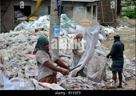 Bangladeshi workers trocknet ablehnen Plastiktüte in Nararyanganj, Bangladesch Stockfoto